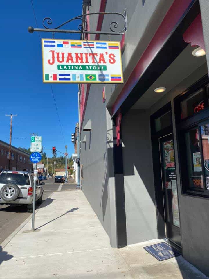 La tienda latina de Juanita Avila vende productos de varios países latinoamericanos. En su testimonio, Juana Avila declaró que colaboraba constantemente como traductora de personas que no hablan inglés, ante la policía o en la corte local, por lo cual es apreciada entre sus vecinos y autoridades.