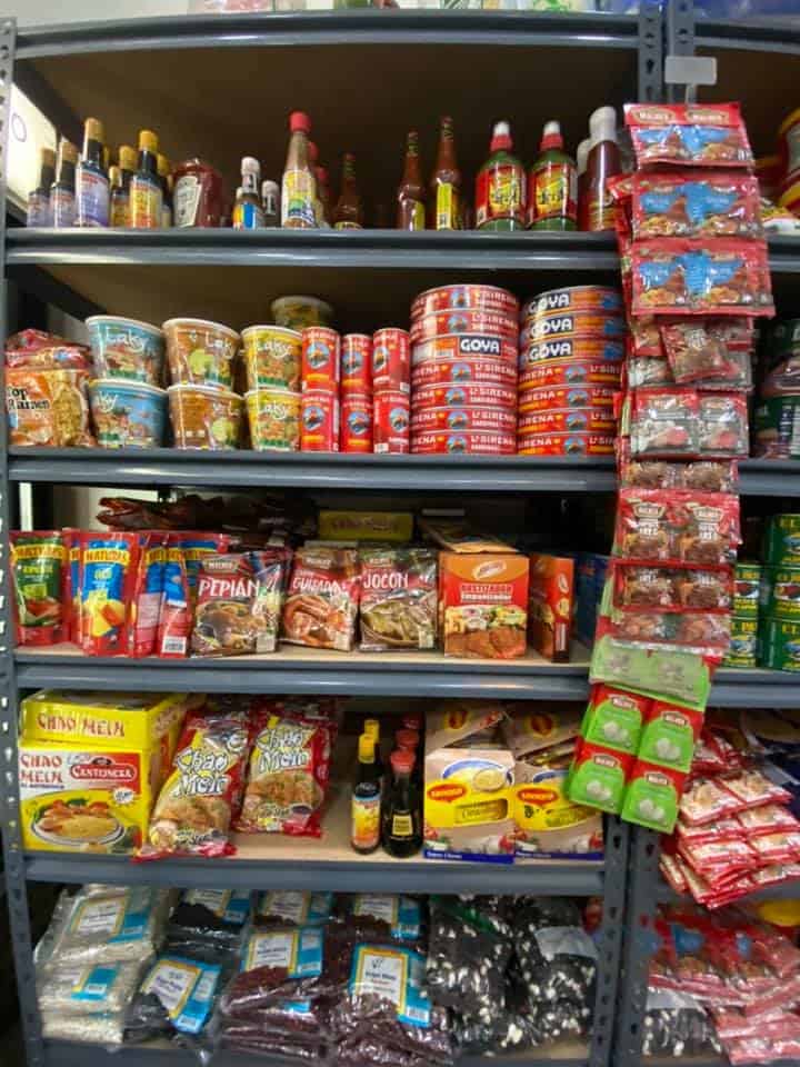 La tienda latina de Juanita Avila vende productos de varios países latinoamericanos. En su testimonio, Juana Avila declaró que colaboraba constantemente como traductora de personas que no hablan inglés, ante la policía o en la corte local, por lo cual es apreciada entre sus vecinos y autoridades.