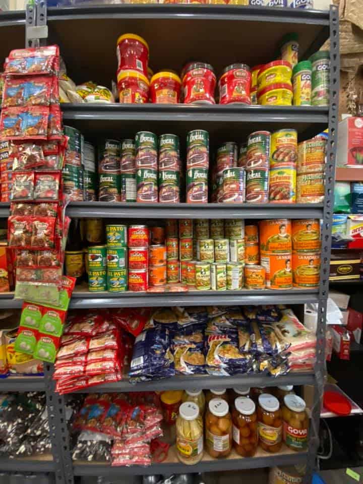 La tienda latina de Juanita Avila vende productos de varios países latinoamericanos. En su testimonio, Juana Avila declaró que colaboraba constantemente como traductora de personas que no hablan inglés, ante la policía o en la corte local, por lo cual es apreciada entre sus vecinos y autoridades.