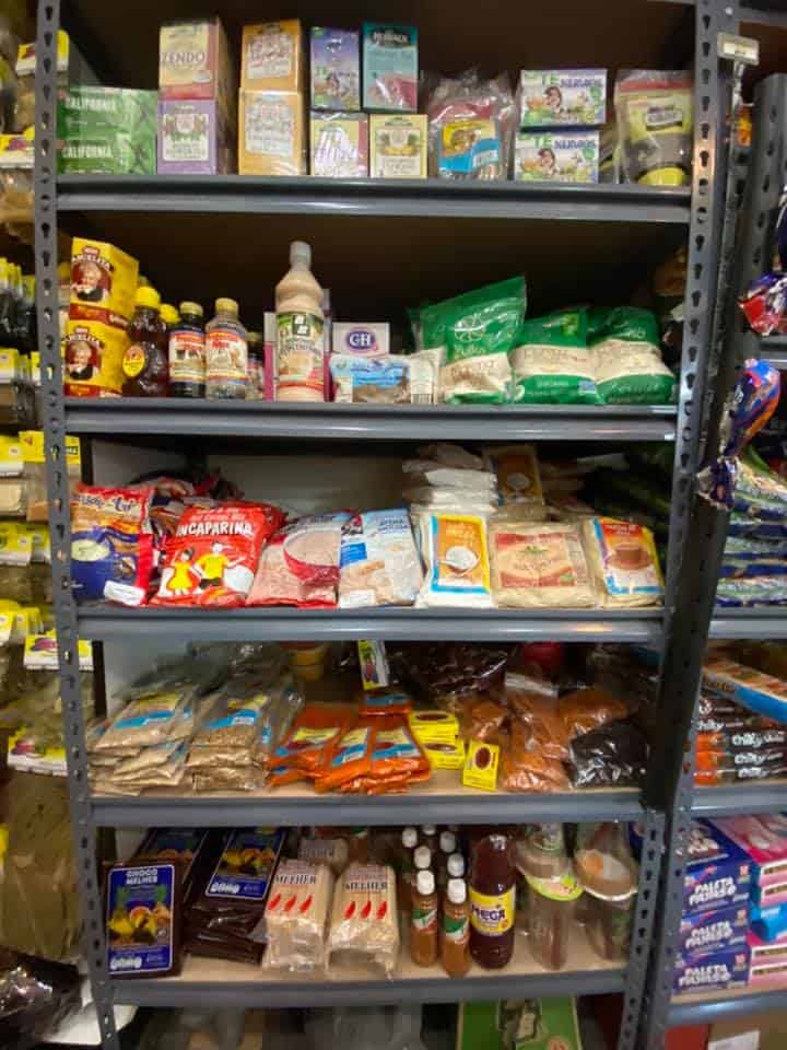 La tienda latina de Juanita Avila vende productos de varios países latinoamericanos. En su testimonio, Juana Avila declaró que colaboraba constantemente como traductora de personas que no hablan inglés, ante la policía o en la corte local, por lo cual es apreciada entre sus vecinos y autoridades.