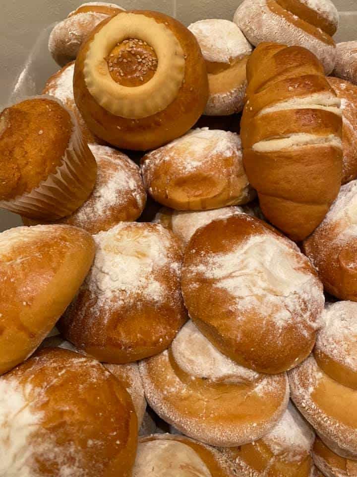 La tienda latina de Juanita Avila vende productos de varios países latinoamericanos. En su testimonio, Juana Avila declaró que colaboraba constantemente como traductora de personas que no hablan inglés, ante la policía o en la corte local, por lo cual es apreciada entre sus vecinos y autoridades.