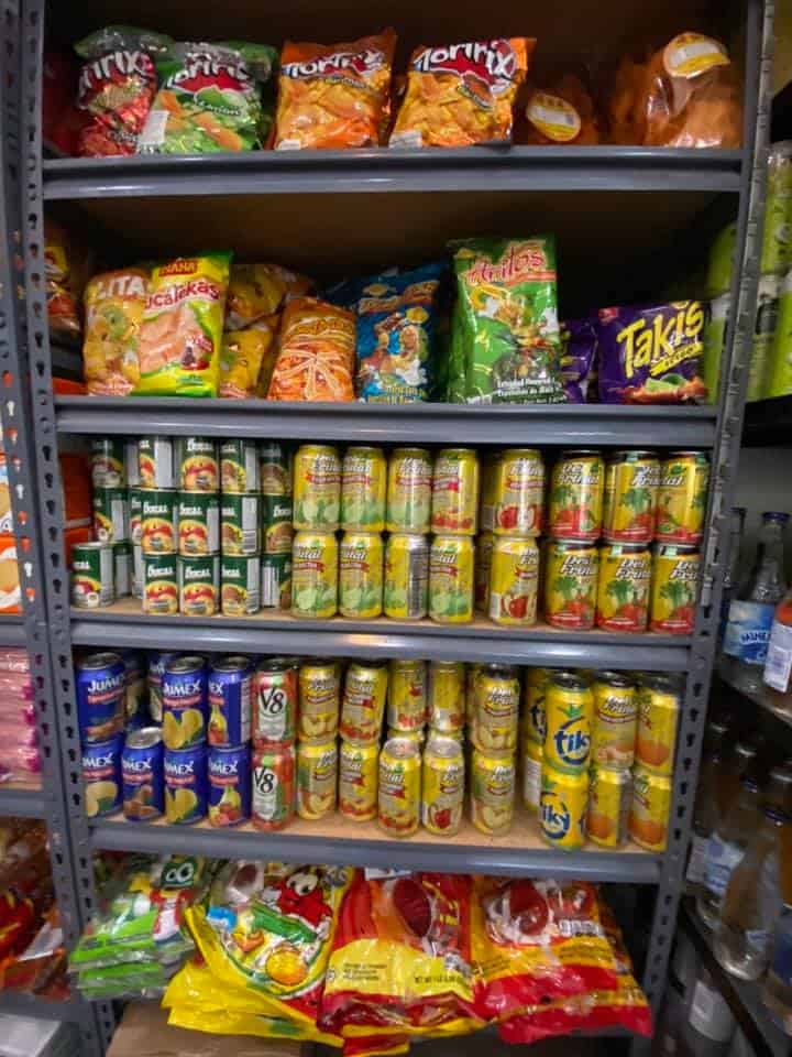 La tienda latina de Juanita Avila vende productos de varios países latinoamericanos. En su testimonio, Juana Avila declaró que colaboraba constantemente como traductora de personas que no hablan inglés, ante la policía o en la corte local, por lo cual es apreciada entre sus vecinos y autoridades.