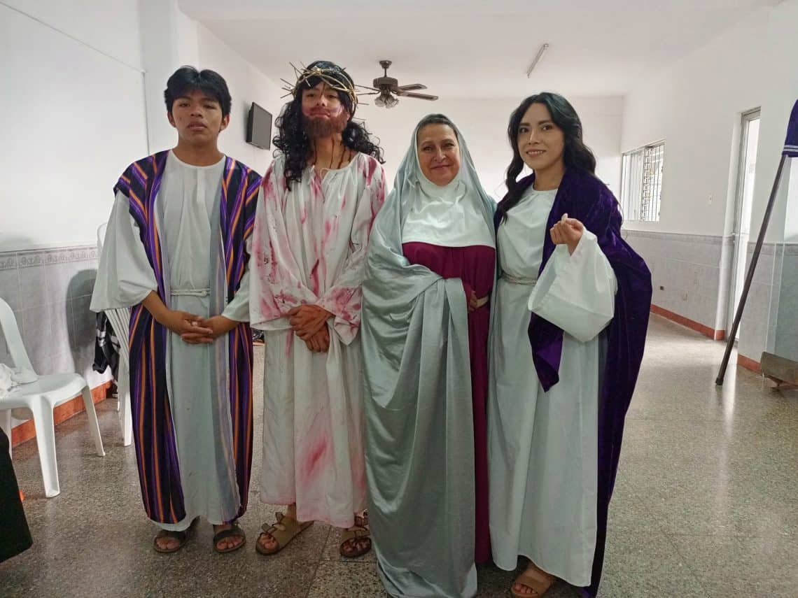 En la parroquia de Nuestra Señora de Candelaria se prepararon los devotos que interpretaron los papeles del Vía Crucis Viviente. El joven Jesús Lancerio interpretó a Cristo. Junto a él figuran en esta foto, poco antes de comenzar, San Juan, la Virgen María y María Magdalena. (Foto Roberto Vásquez)