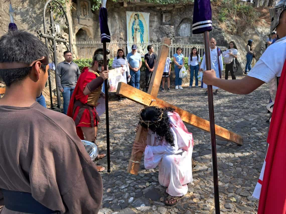 Cada una de las 15 estaciones del Vía Crucis se fue viviendo con gran fervor. Esta es una de las tres caídas de Jesús en ruta al monte Calvario o Gólgota. El empedrado del Cerro del Carmen brindó un marco muy adecuado para este acto de fe, impulsado por pastorales juveniles de la Arquidiócesis de Guatemala. (Foto cortesía Roberto Vásquez)