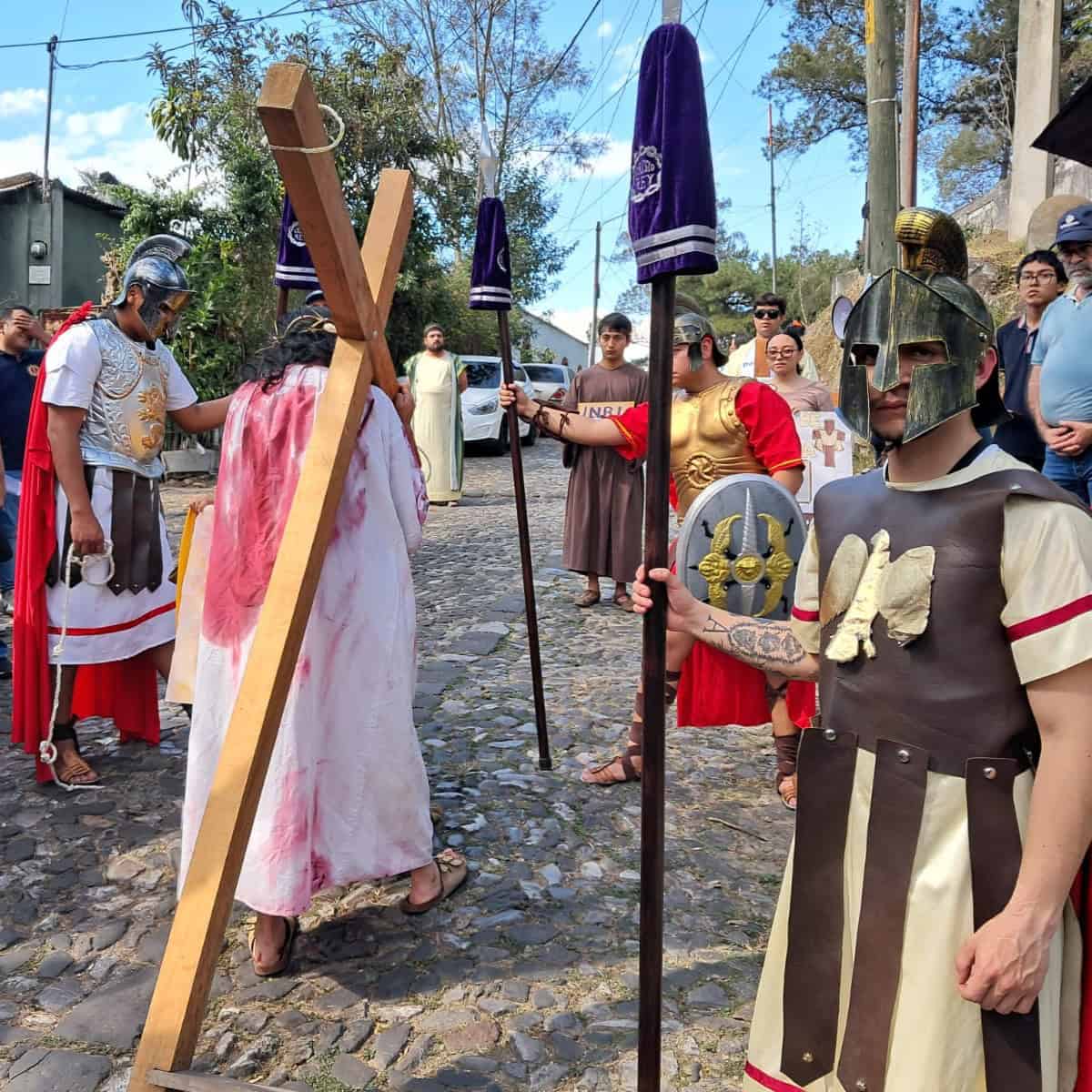 Vía Crucis viviente en el Cerro del Carmen: experiencia de fe en Cuaresma guatemalteca