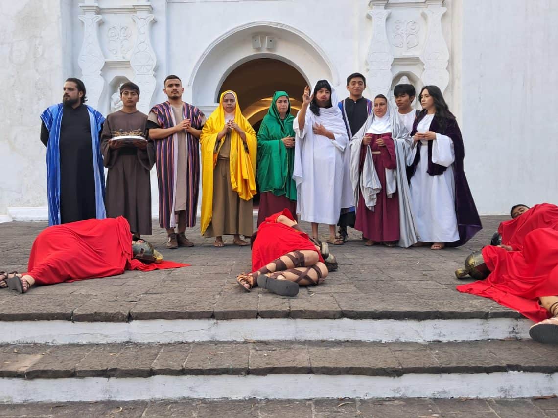 Durante siglos, el Vía Crucis tuvo 14 estaciones, que finalizaban en la sepultura de Jesús. Sin embargo, hace 35 años, en 1991, el papa San Juan Pablo II agregó la número 15: La Resurrección de Jesús, que fue representada en la Ermita del Cerro, dedicada a la Virgen del Carmen desde hace más de cuatro siglos en Guatemala. Fue un momento emotivo de esperanza y fe. (Foto Roberto Vásquez)