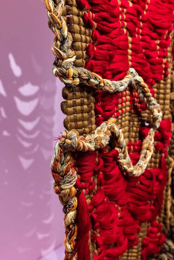 La exposición de las obras textiles de Angélica Serech en la Bienal de Sydney Australia estará abierta hasta el 16 de junio de 2026. En esta obra se entrelaza la memoria, el homenaje a los ancestros y la expresión de un presente que se teje día a día.