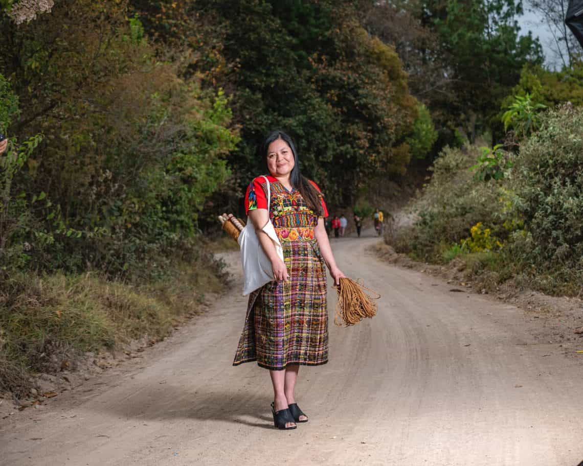 "Siempre quise hacer algo diferente porque veía mis tías, que tejían y hacían arte. Eran innovadoras y establecieron sus propios códigos textiles. Yo aprendí a tejer desde chiquita pero quería tambien innovar, expresar": Angélica Serech, artista visual textil de San Juan Comalapa, Chimaltenango. (Fotografía redes sociales Angélica Serech)