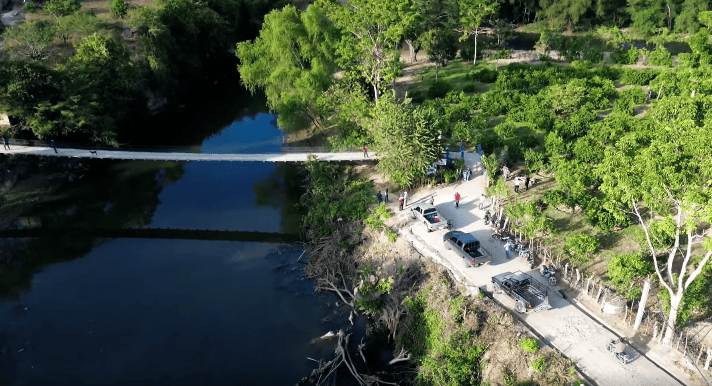 Así se miraba antes el lugar donde hoy está el puente El Migrante: solo existía un paso peatonal y los vehículos debían vadear el río, pero cuando estaba crecido esto era prácticamente imposible. (Foto cortesía Oscar García, expresidente Cocode aldea San Francisco, San Miguel Chicaj, Baja Verapaz)