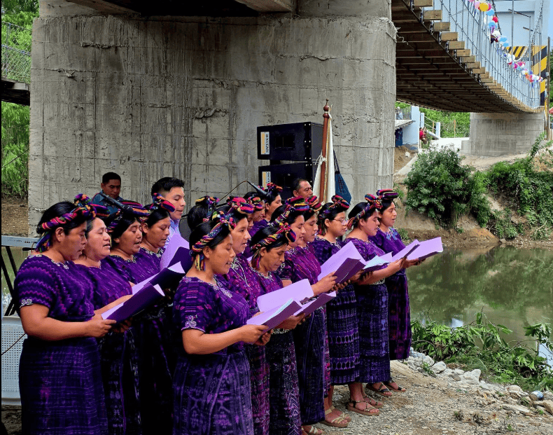 El informativo Prisma Digital en FB, grabó el emotivo momento en que pobladores de San Francisco, integrantes de un coro, entonan una alabanza de agradecimiento a Dios el día de la inauguración del puente El Migrante.