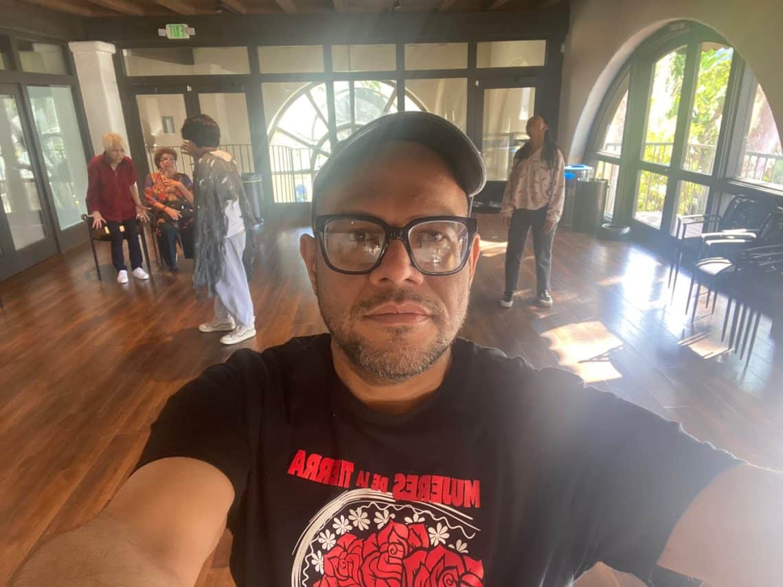 La actividad creativa escénica de Emanuel Loarca no se detiene: actualmente tiene dos obras recién estrenadas en Los Angeles.