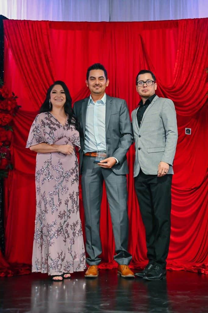 Geremy Escobar es de raíz guatemalteca experto en tecnologías y trabaja en la oficina del Sheriff Momento de la premiación