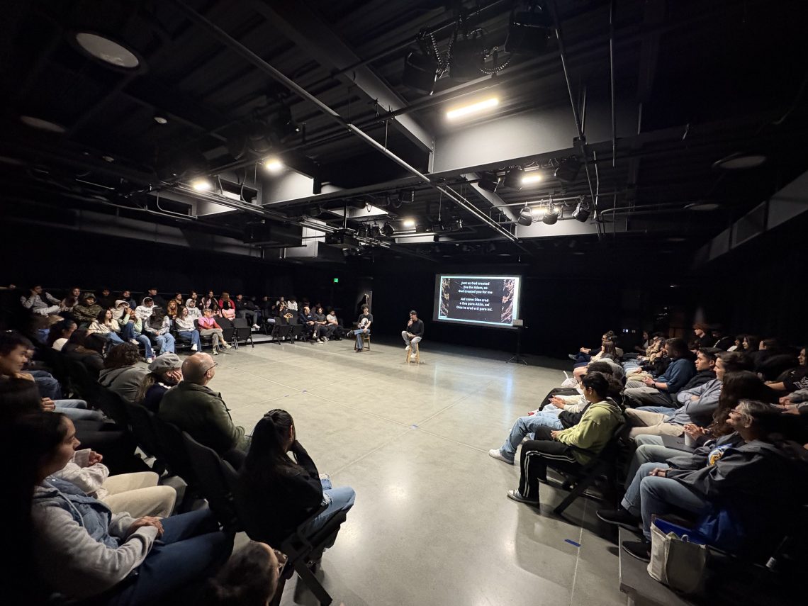 Cuando publicó su primer libro "Tú me hiciste ser alguien", en Amazon, Santos Poroj no pasó inadvertido en su escuela secundaria: le organizaron un acto de presentación y lanzamiento, en el cual se leyeron sus textos.