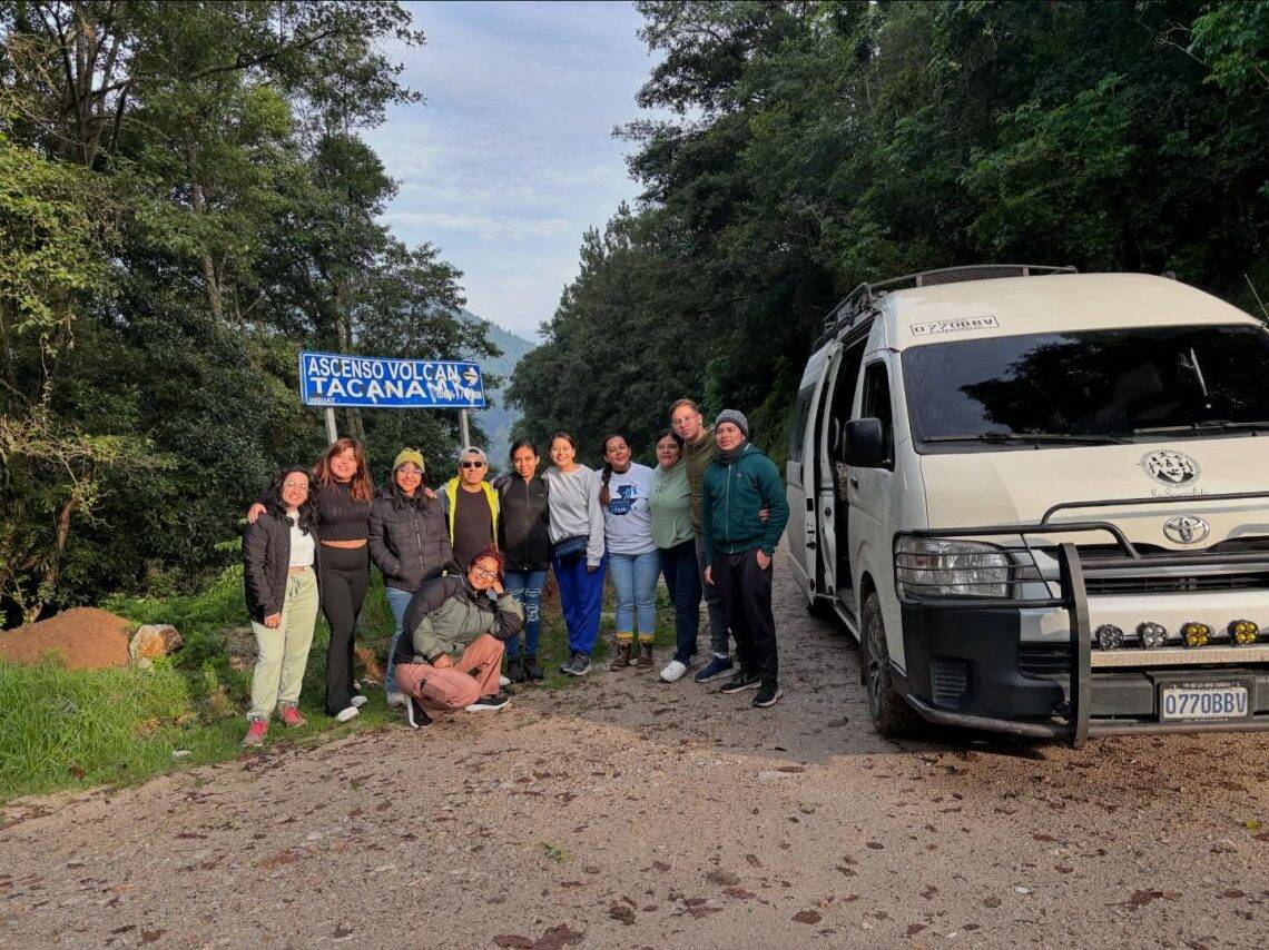 En 2024, la doctora Katherine Narvaez visitó el proyecto de salud y educación en Sibinal, San Marcos, junto a jóvenes estudiantes de medicina del occidente de Guatemala. Viajaron a una de las comunidades más remotas del país, en la aldea Vega del Volcán, donde se desarrolla esta iniciativa.