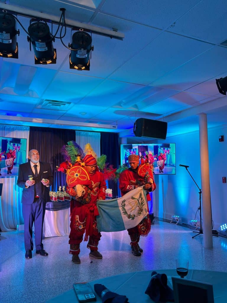 Presentación y premio a los hermanos Rax por la Danza de las Guacamayas en Nueva York