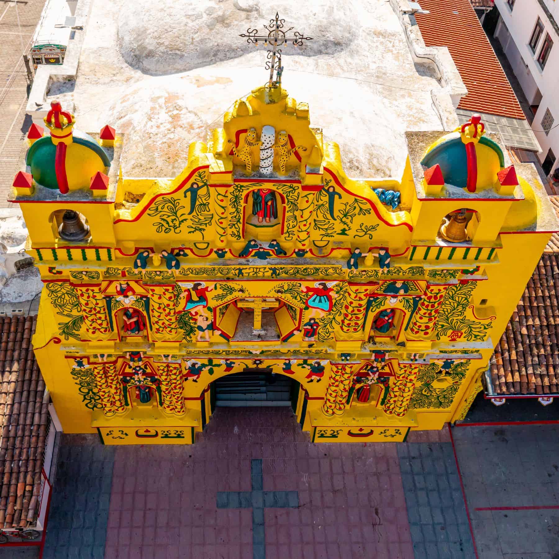 Mira de cerca la icónica iglesia de San Andrés Xecul, Totonicapán y conoce el significado de su simbología – Galería