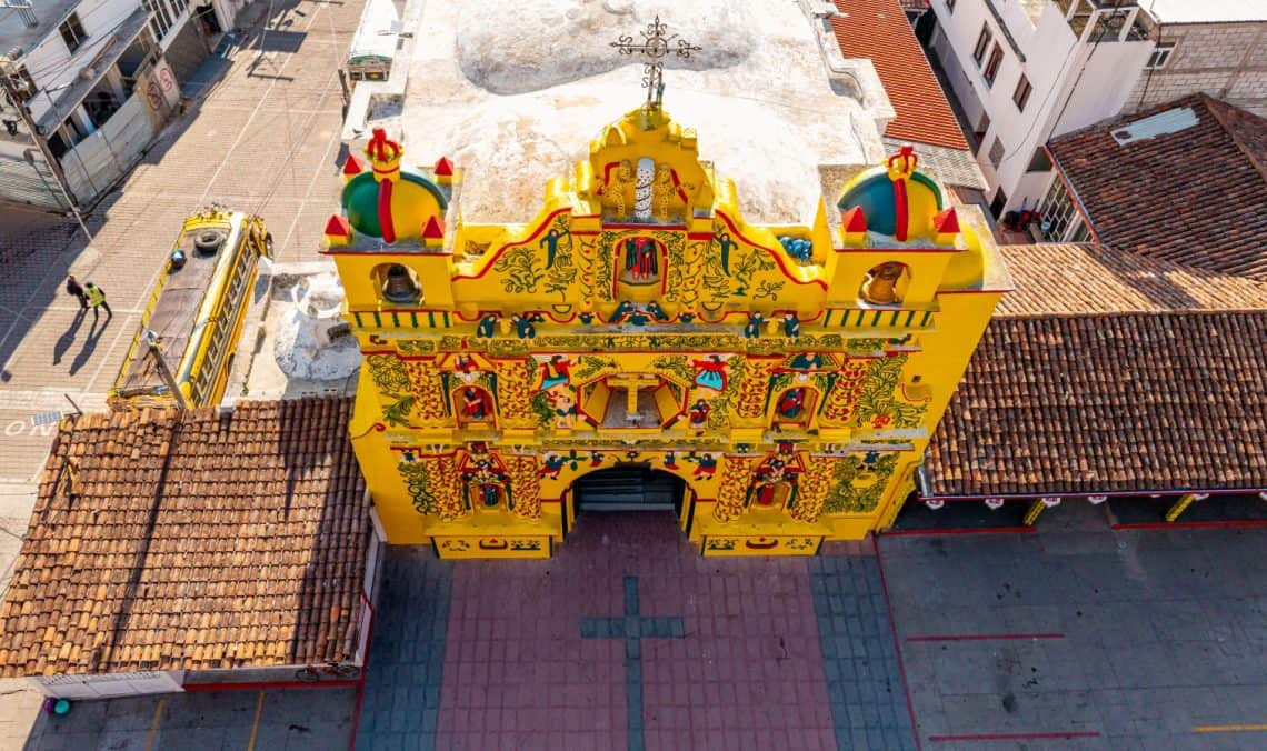 Vista de la icónica iglesia de San Andrés Xecul captada con dron poco después de su remozamiento efectuado por devotos y artesanos locales, como es tradición. Fotografía Marcos Zarate