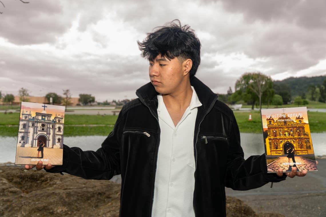 El segundo libro de Santos Poroj, editado desde California, se titula El último abrazo. Con el mismo contenido, tiene dos portadas: en una está la icónica fachada de la cabecera municipal de San Andrés Xecul y en la otra, la fachada de la capilla de su aldea Chajabal, perteneciente al mismo municipio. "El lector elige cuál portada quiere". Libro disponible en Amazon.