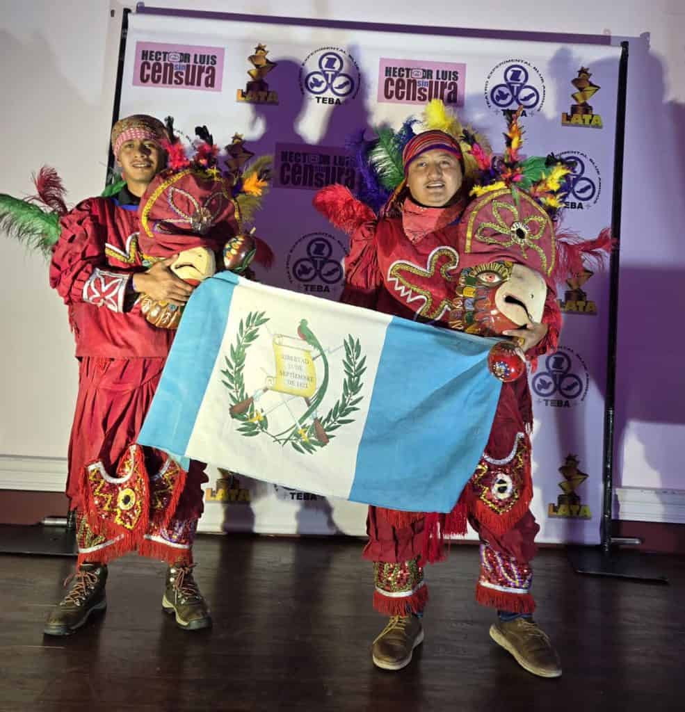 Juan Alejandro "Xixo" Rax y su hermano Waykan Rax, presentaron una escena de la Danza de las Guacamayas el 27 de marzo y recibieron el galardón por ser continuadores sin fronteras de una tradición maya prehispánica guatemalteca: la danza Ma'Muun o De las Guacamayas, de Santa Cruz Verapaz, Alta Verapaz (Fotos cortesía Xixo Rax)