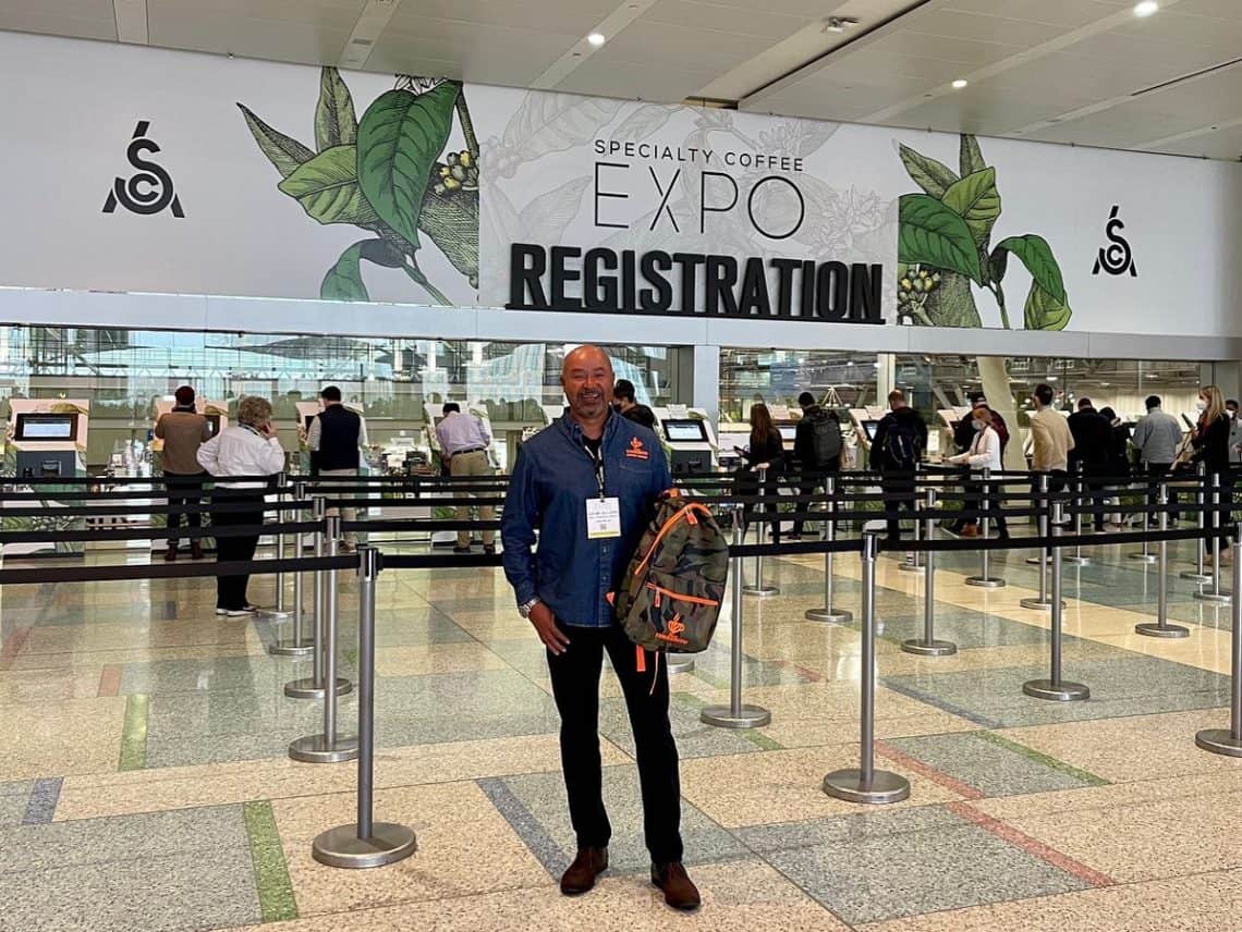 El caficultor hondureño Al López, fue migrante, estudiante y empresario en Estados Unidos pero volvió a su tierra para impulsar el negocio del café. Participa en eventos internacionales de caficultura y subastas internacionales de café de alta gama.