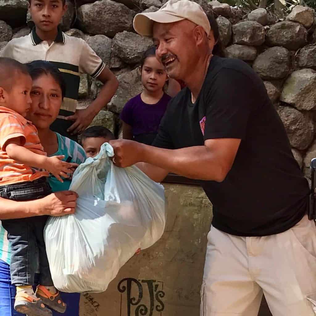 Uno de los objetivos de Al López es apoyar a las comunidades que trabajan en caficultura. Tiene una visión de servicio social y mejora en el desarrollo humano.