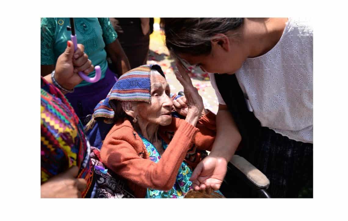 En cada presentación y en cada reconocimiento logrado, Juan Alejandro Rax reconoce y exalta el papel de su abuela Ana Cho viuda de Rax, como heredera, protectora e impulsora de la Danzas de las Guacamayas. El 1 de abril último ella cumplió 95 años. Si quieres escuchar el discurso de Juan Rax en Facebook, clic en la imagen.