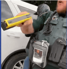 Otro agente con un tazer amenazó a quienes tomaron video de la captura sin explicación.