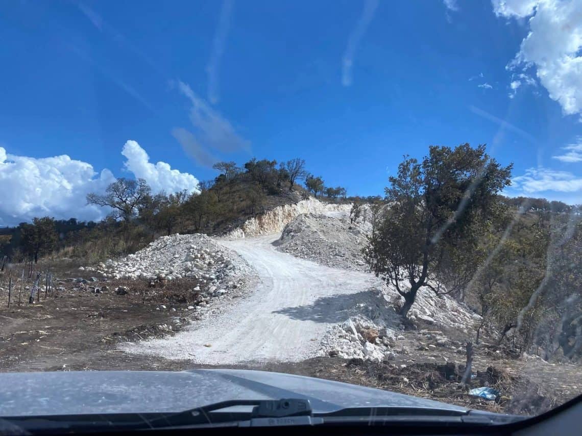 Recientemente se abrió un camino de terracería que permite la llegada de vehículos hasta muy cerca de el hoyo del Cimarrón. Para algunos pobladores esto romperá con el tradicional silencio del área, pero para otros será un impulso al turismo local. (Foto FB Reyes Quiñónez 22 de abril 2026)