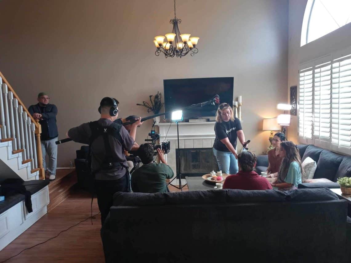 Escena del rodaje del cortometraje Hortencia y Clemente, que se efectuó en un solo día, bajo la dirección del cineasta y dramaturgo guatemalteco Emanuel S. Loarca, quien observa la acción desde la izquierda, junto a las escaleras.