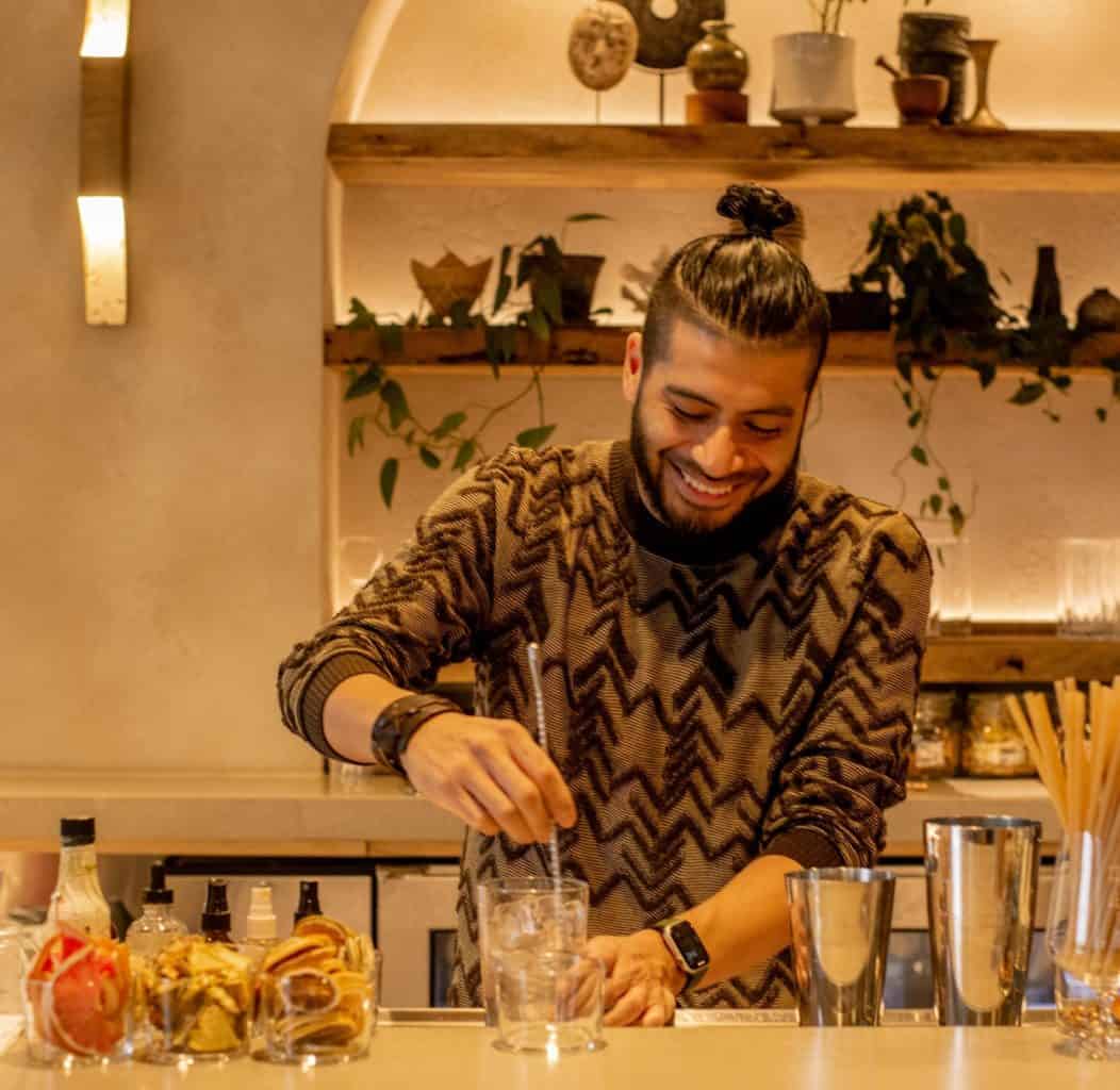 Grant Lavrenz (Alejandro Figueroa) trabaja como barista y mixólogo: participará en una actividad de cultura guatemalteca en Mrs. Taco, restaurante fundado por la chef chapina Shirley Medina en Minesota.