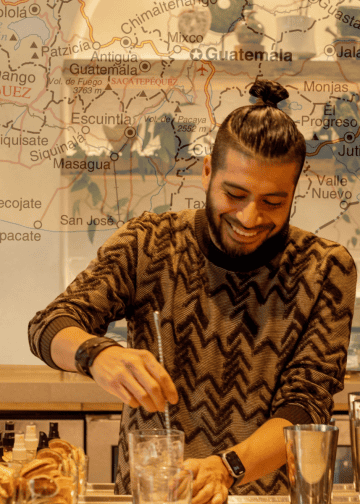 grant lavrenz migrante guatemalteco adoptado nombre real alejandro figueroa nacido en escuintla barista