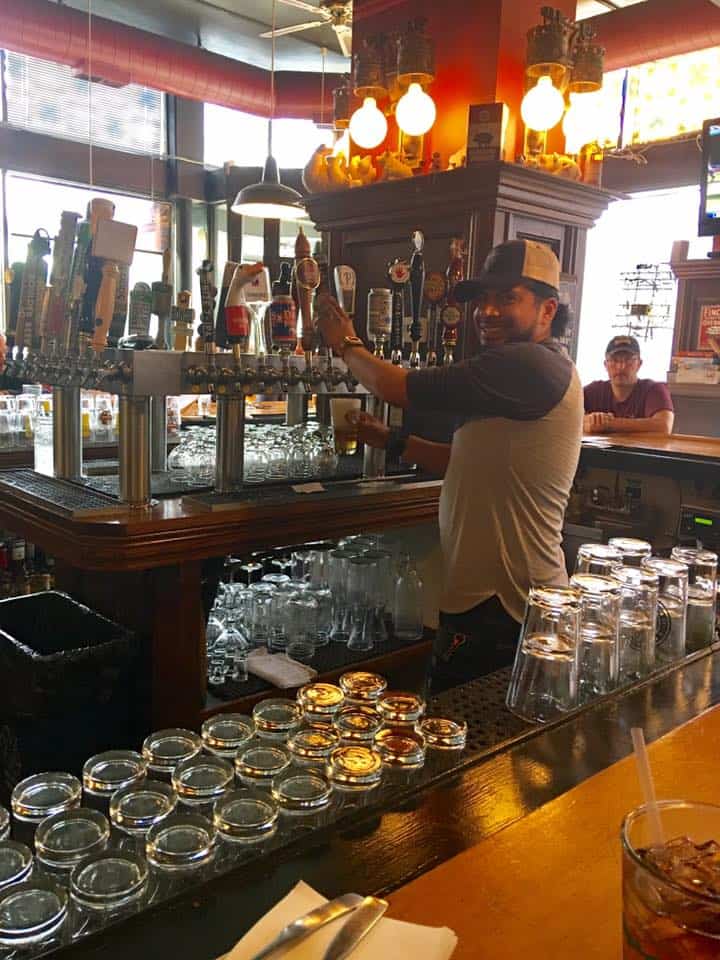 Grant Lavrenz, originario de Guatemala y adoptado desde su niñez en Iowa, ha tenido una variada experiencia como barista, bartender y también mixólogo. Ha trabajado en bares y restaurantes de Iowa y Minesota.