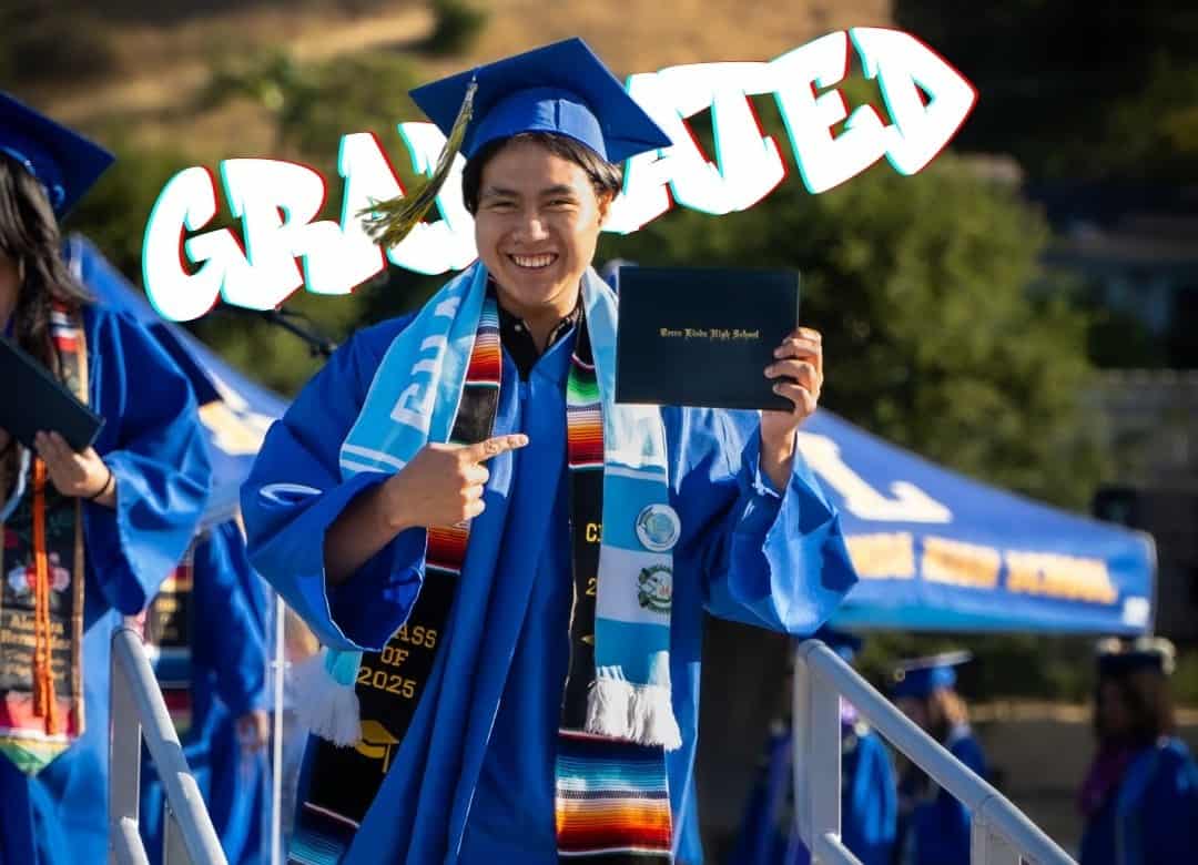 Santos Poroj se graduó de High School en Terralinda, San Rafael, California en 2025. A aquella escuela entró un joven migrante y salió un escritor, porque allí fue donde descubrió la literatura gracias a las explicaciones de un profesor.