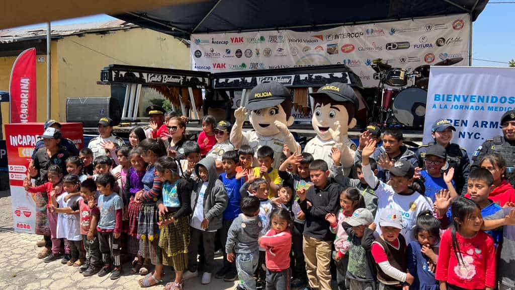 Las jornada médicas y los donativos de andadores o sillas de ruedas a la Policía Nacional Civil y entidades benéficas como hogares de ancianos también han sido parte del aporte gestionado por la migrante guatemalteca Ana Prince, originaria de Quetzaltenango.