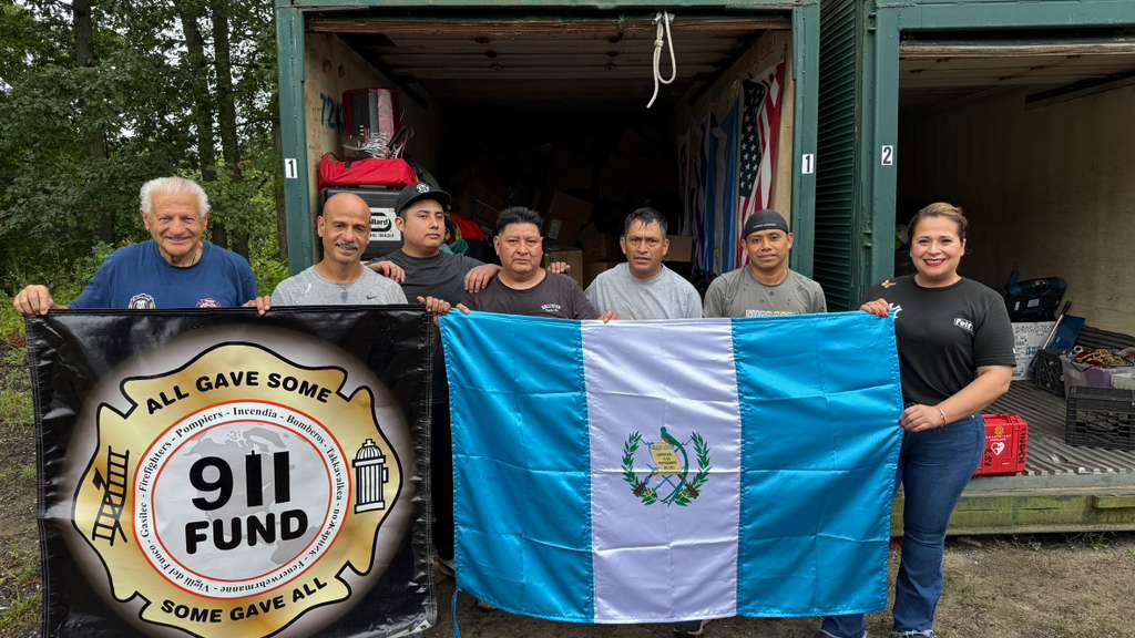 La migrante y empresaria guatemalteca Ana Prince junto a representantes de 911 Foundation, que donó el equipo para estaciones de bomberos en Quetzaltenango y San Marcos. Hasta ahora han sido dos contenedores llenos los que han llegado y beneficiado la labor de los socorristas.