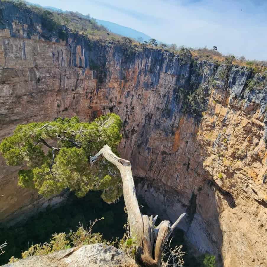 ¿Qué profundidad tiene el Hoyo del Cimarrón, en Nentón, Huehuetenango y cómo se originó?
