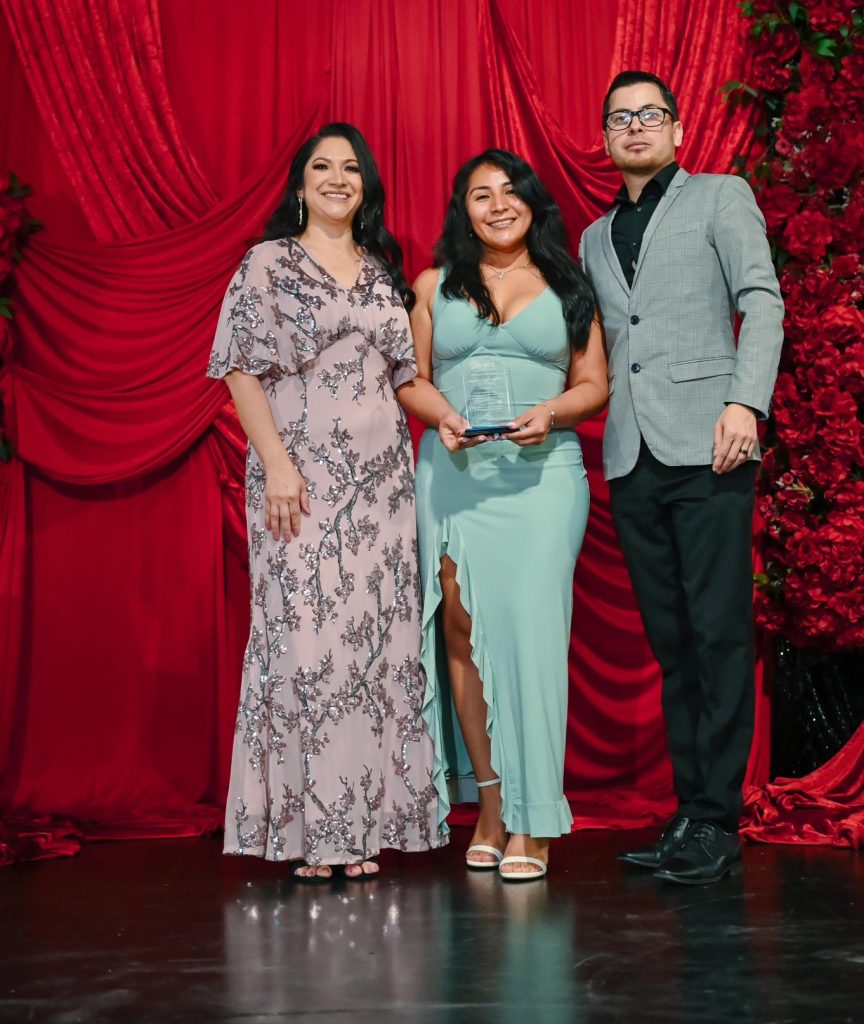Jackeline Stephanie Aguirre Cua guatemalteca recibe premio 20 under 40 Oklahoma, al talento de emprendedores y profesionales hispanos. Junto a a ella Hilda de León Xavier y Víctor Acosta fundadores de este reconocimiento