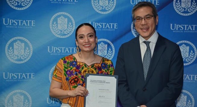 La calidad humanitaria de la doctora Katherin Danabet Narváez es reconocida en Estados Unidos, recientemente recibió un galardón por su aporte a la salud comunitaria.