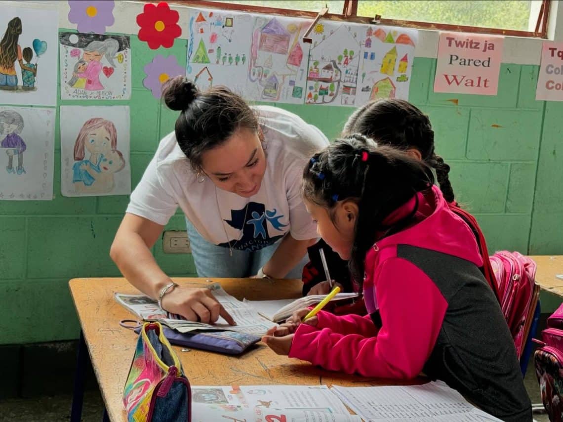 El proyecto inicial de Adelante Guatemala era educativo, pero al ver las condiciones de desnutrición y deficiencias de salud en la niñez y las madres de la aldea Vega del Cerro, en Sibinal, San Marcos, la doctora Katherine Narváez decidió enfocarse también en agua y saneamiento. Para ello cuenta con la colaboración de estudiantes de Medicina del Centro Universitario del Occidente de la Universidad de San Carlos.