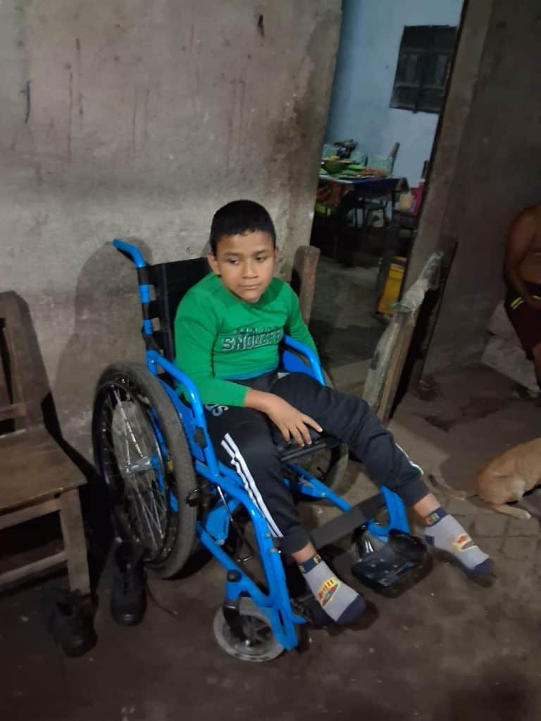 Luisito es un niño de La Gomera, Escuintla, que ha recibido apoyo para el tratamiento de su discapacidad. Marlen S. Quintero, hondureña, expresa que esta es una forma de agradecer a Dios todas las bendiciones recibidas en su vida y su familia.