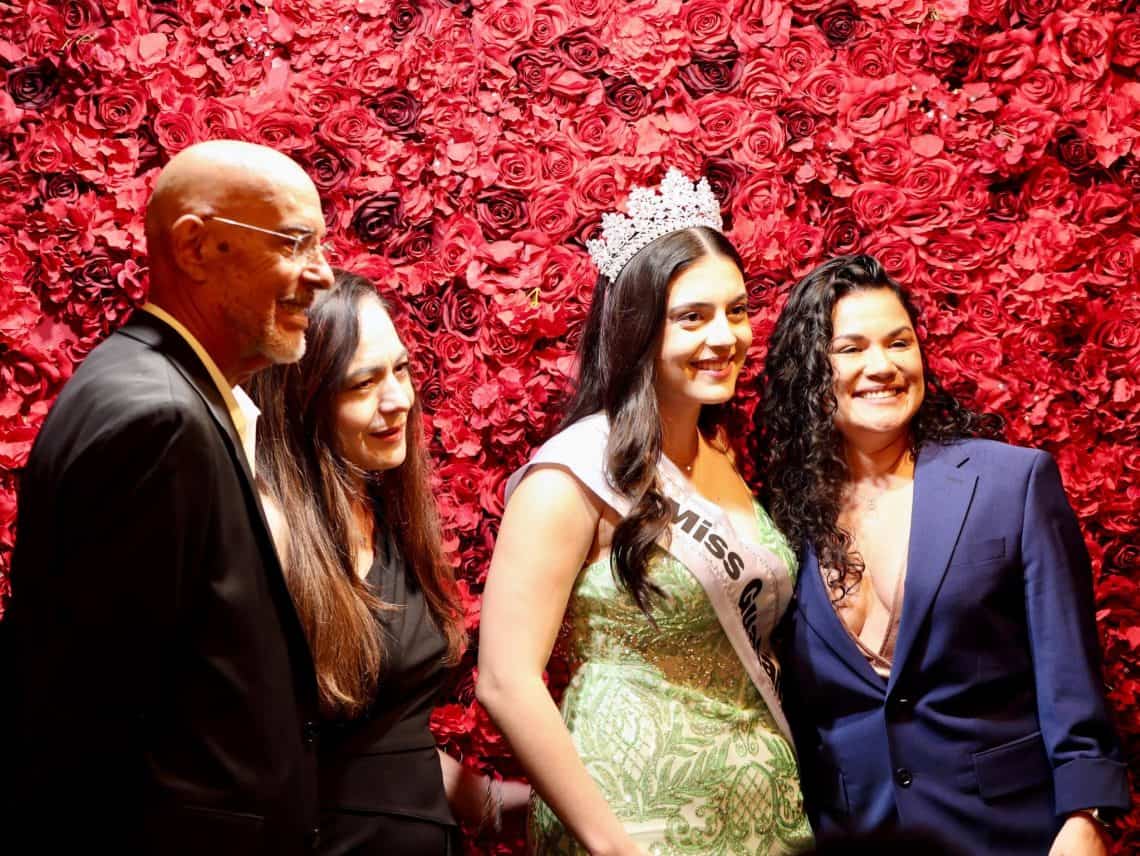 Después del emocionante recibimiento en el restaurante de comida guatemalteca Púchica, de Los Angeles, todos querían su respectiva foto con Chrystal Ivette Cabrera, Miss Gualan USA 2026-2027.