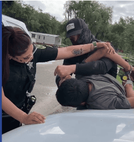 Captura del video del momento en que Gilberto García Cruz es detenido por un agente de ICE con apoyo de una agente de la oficina del Sheriff de Hendry Country, Florida, a pesar de ser paciente autista y protegido con DACA. Para ver el video con el reporte de Spectrum News clic en la imagen.