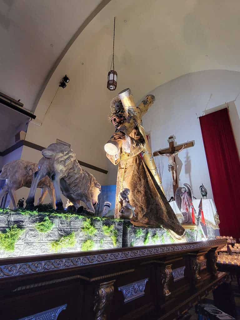 El anda para la procesión con la réplica del Nazareno de Candelaria ya está a la vista de todos los fieles en la parroquia Santo Tomás Apóstol, de Los Angeles. Representa al Buen Pastor e incluye tres ovejas talladas en Guatemala. (Foto cortesía Mario Díaz)