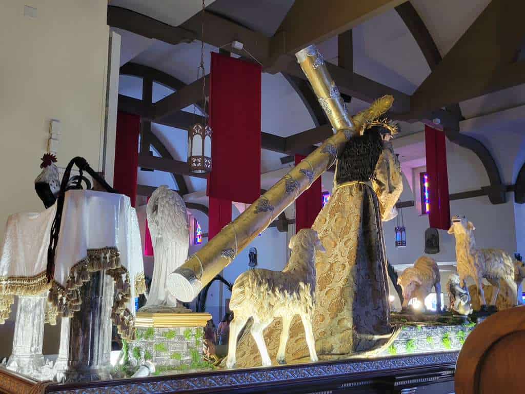 Se trata de un anda pequeña, debido a que la puerta del templo Santo Tomás no fue hecha para permitir la salida de cortejos grandes. Sin embargo, abunda la fe y la devoción para poder expresar el amor a Jesús, a través de la réplica del Nazareno de Candelaria.