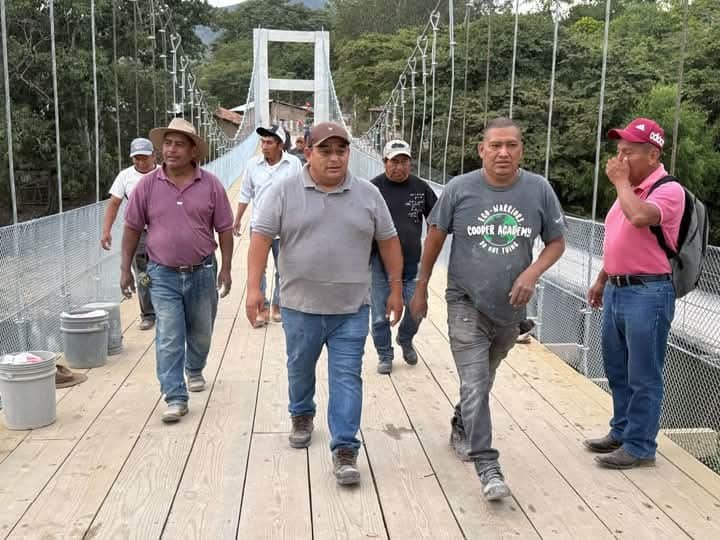 El 18 de diciembre de 2025 fue el día elegido para inaugurar el puente El Migrante: Oscar García, al centro, junto a vecinos de la aldea San Francisco, festejaron satisfechos la construcción del anhelado puente vehicular que les fue negado por autoridades ediles y del gobierno Central. El apoyo de migrantes originarios de la aldea, radicados en Estados Unidos fue vital. (Foto cortesía Oscar García)