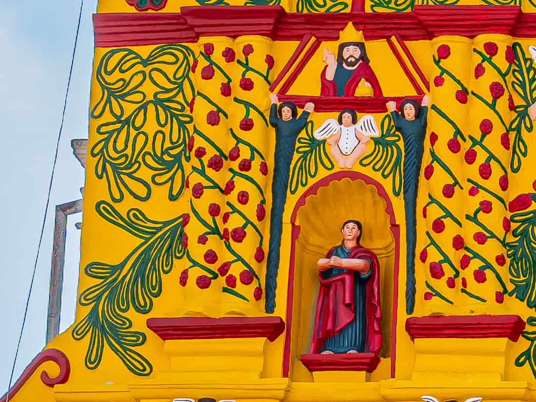 En la hornacina está San Pedro. Arriba de él está una representación que podría aludir al Rey de España, aunque también a Jesús como Justo Juez, debido a la iconografía que le acompaña. Enramadas de zarzamora y hojas de pacaya.