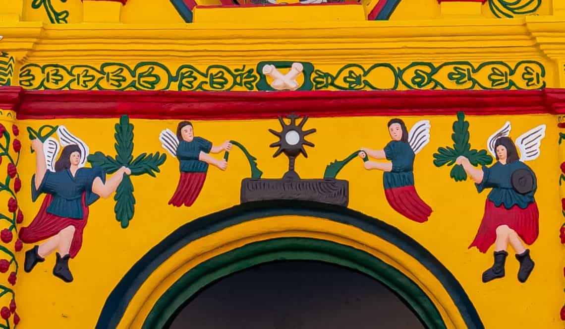 La custodia con el Santísimo Sacramento es reverenciada por ángeles con hojas de pascua. A la derecha está el arcángel San Miguel (tiene escudo) y a la izquierda (con cuatro hojas) el arcángel San Gabriel.