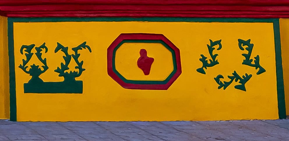 Lado derecho: El Corazón del Cielo, que tiene adornos de hoja de pacaya. Las tres hojas de pacaya son Tohil, Avilitz y J'akavitz, tres deidades protectoras en la cosmovisión maya.