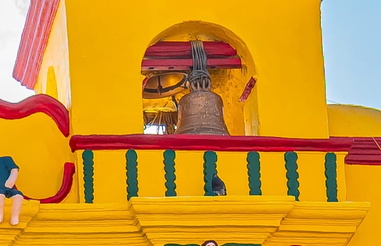 En ambos campanarios hay distribuidas 13 guirnaldas que representan a las primeras 13 familias o linajes que llegaron a poblar Xecul