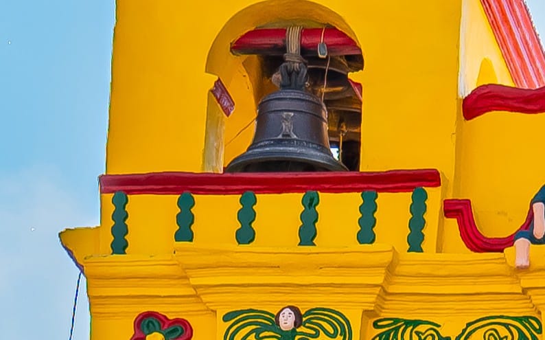 En ambos campanarios hay distribuidas 13 guirnaldas que representan a las primeras 13 familias o linajes que llegaron a poblar Xecul